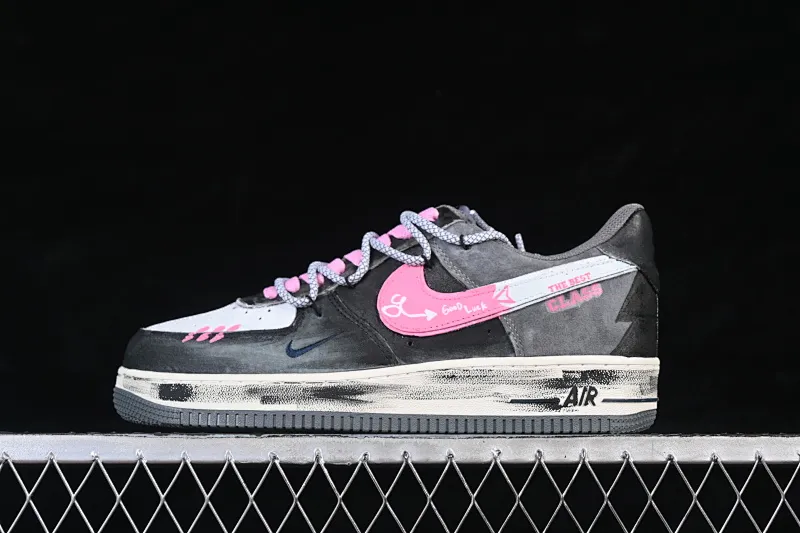 All categories Nk Air Force 1 Air Force series Nk Air Force 1 Low Air Force low top Nike Air Force 1'07 Low "Gray-Pink Lucky Charm" Hand-painted graffiti Gray pink lucky charm Air Force 1 low-top casual sneakers YD2425-880